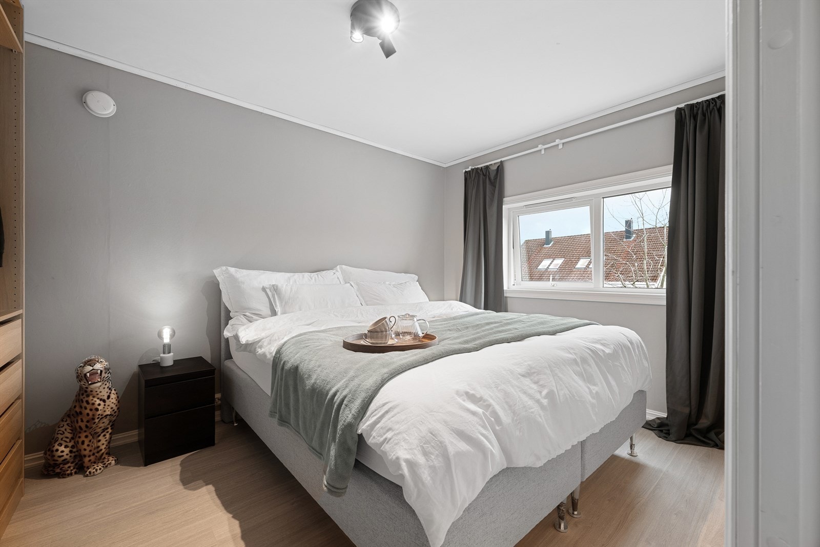 Pent soverom som fremstår som lyst og luftig. Galleribilde