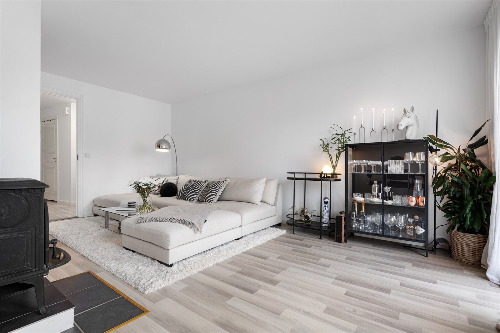 Stuen fremstår som lys og romslig. Galleribilde