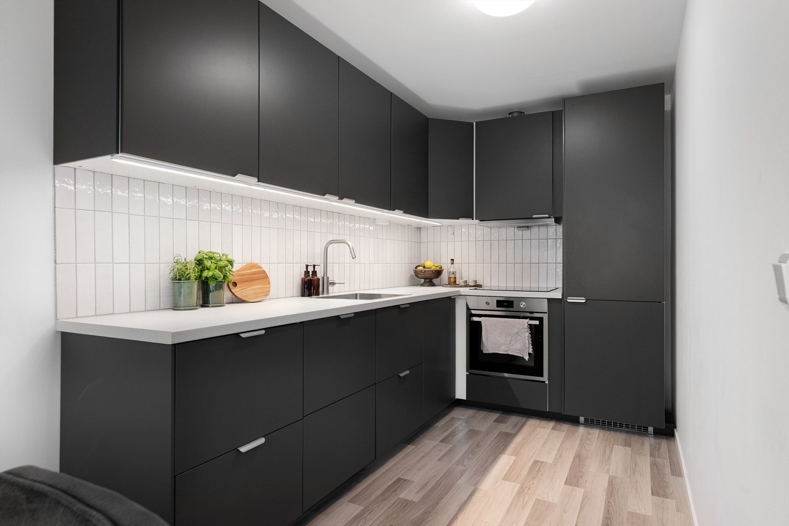 Pent kjøkken med god skapplass Galleribilde