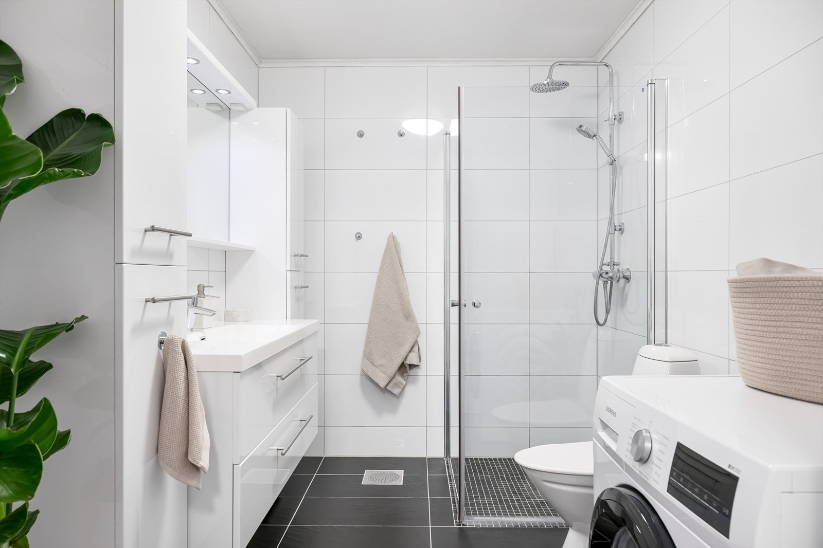 Pent bad med dusj, wc og med mulighet for vaskemaskin. Galleribilde