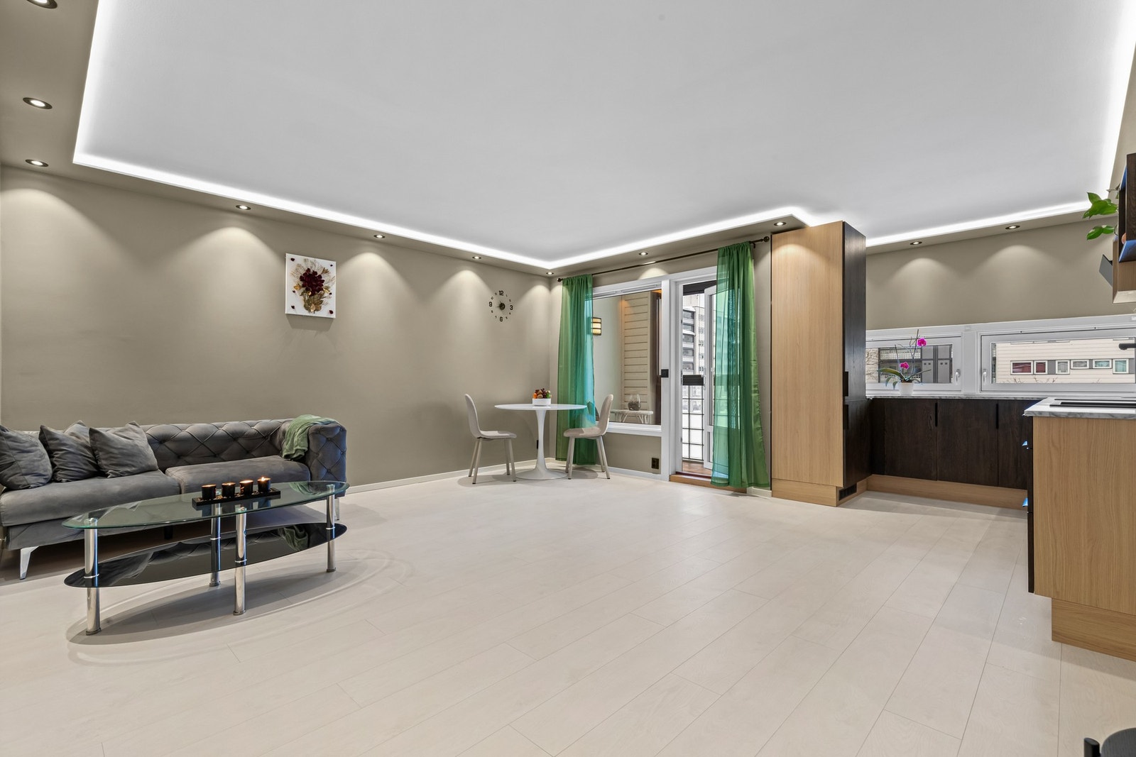 Romslig og luftig stue med åpen løsning mot kjøkken og direkte utgang til balkong - her får du en fin flyt mellom sonene. Galleribilde