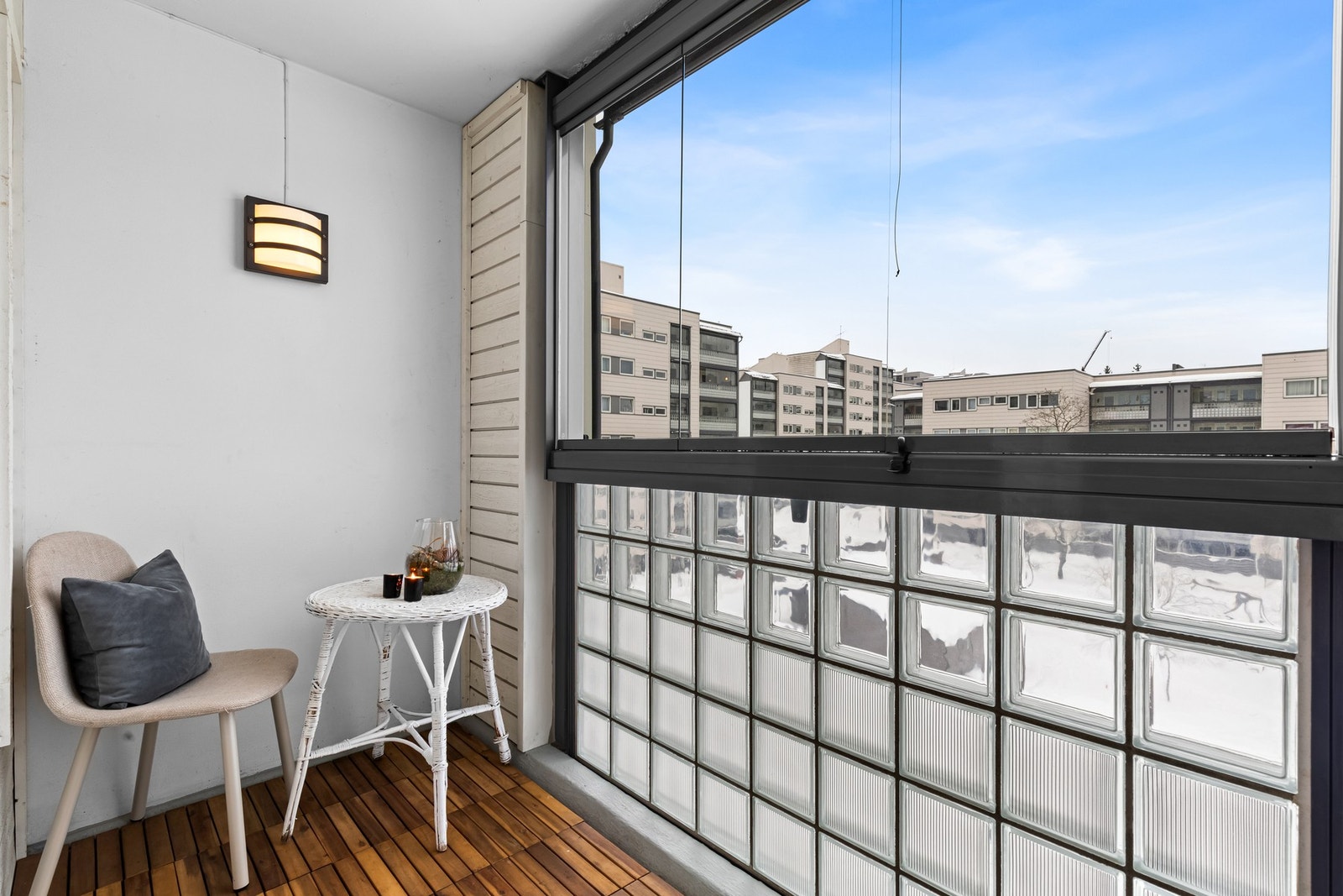 Lys og romslig balkong med store vindusflater og utsyn mot nærliggende bebyggelse - et fint ekstra oppholdsrom store deler av året. Galleribilde