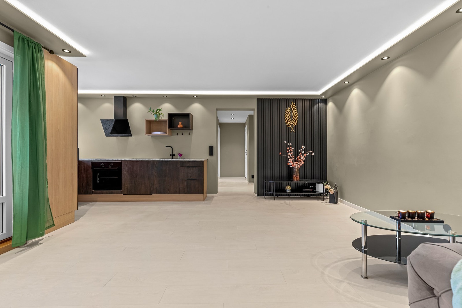 Stor stue med god plass til møblering, dekorativ spilevegg og en rolig atmosfære som inviterer til avslapning. Galleribilde