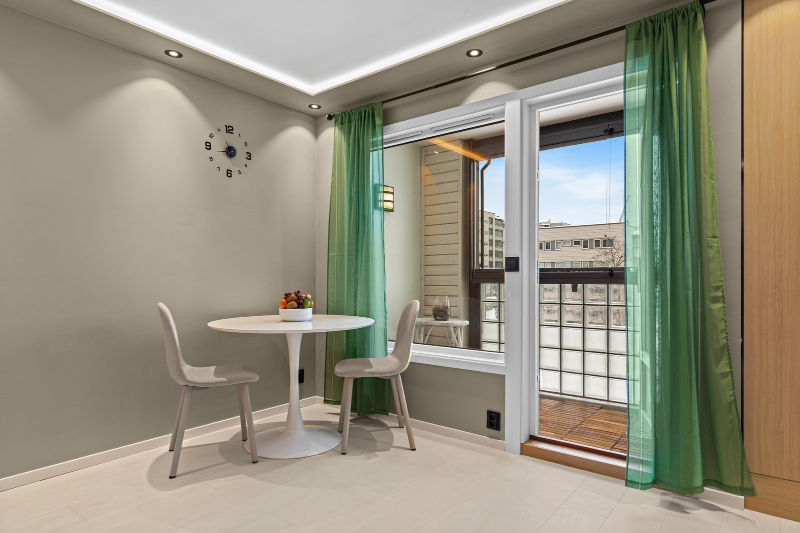 Koselig spiseplass ved vinduet med grønne gardiner - perfekt for både hverdagsmåltider og gjester. Galleribilde