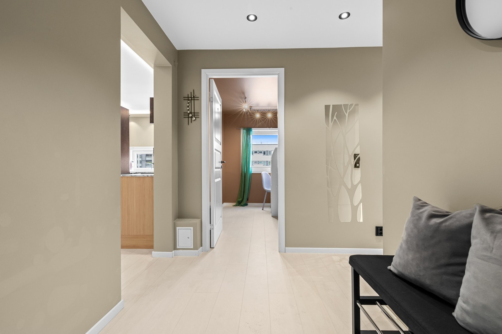 Romslig entré med gjennomgående gulv og enkel adkomst til øvrige rom - en naturlig og åpen overgang inn i boligen. Galleribilde