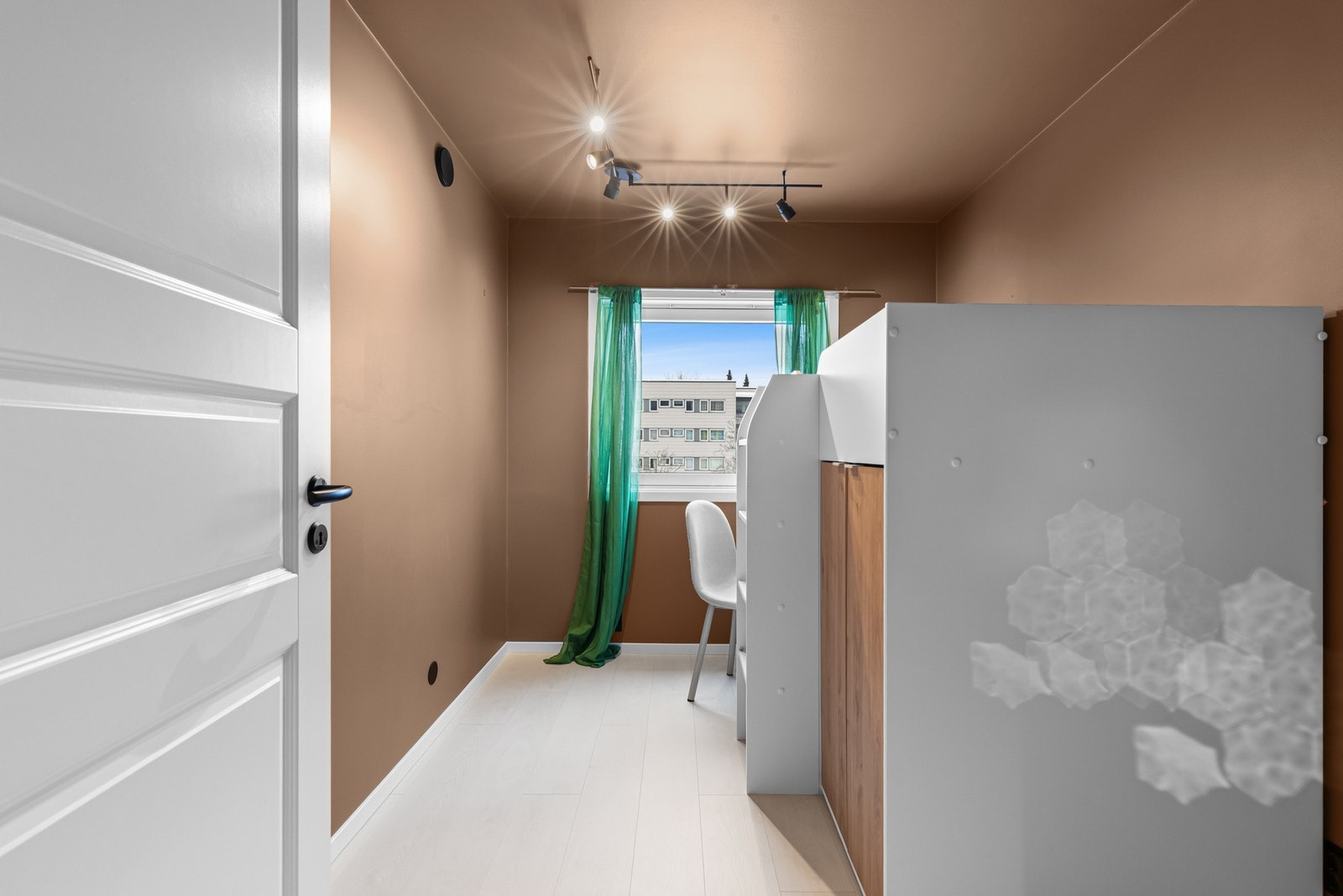 Lyst og funksjonelt rom med god takhøyde og fleksibel møblering - ideelt som soverom eller kombinert lek- og arbeidsrom. Galleribilde