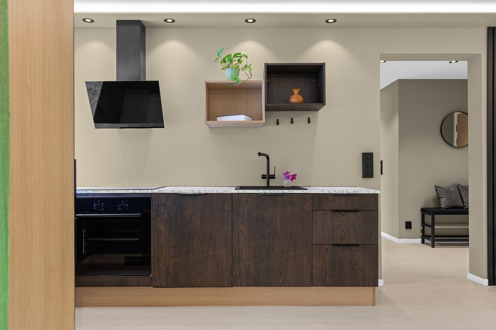 Stilrent kjøkken med slette fronter og laminat benkeplate med nedfelt oppvaskkum - integrerte hvitevarer gir et helhetlig uttrykk. Galleribilde