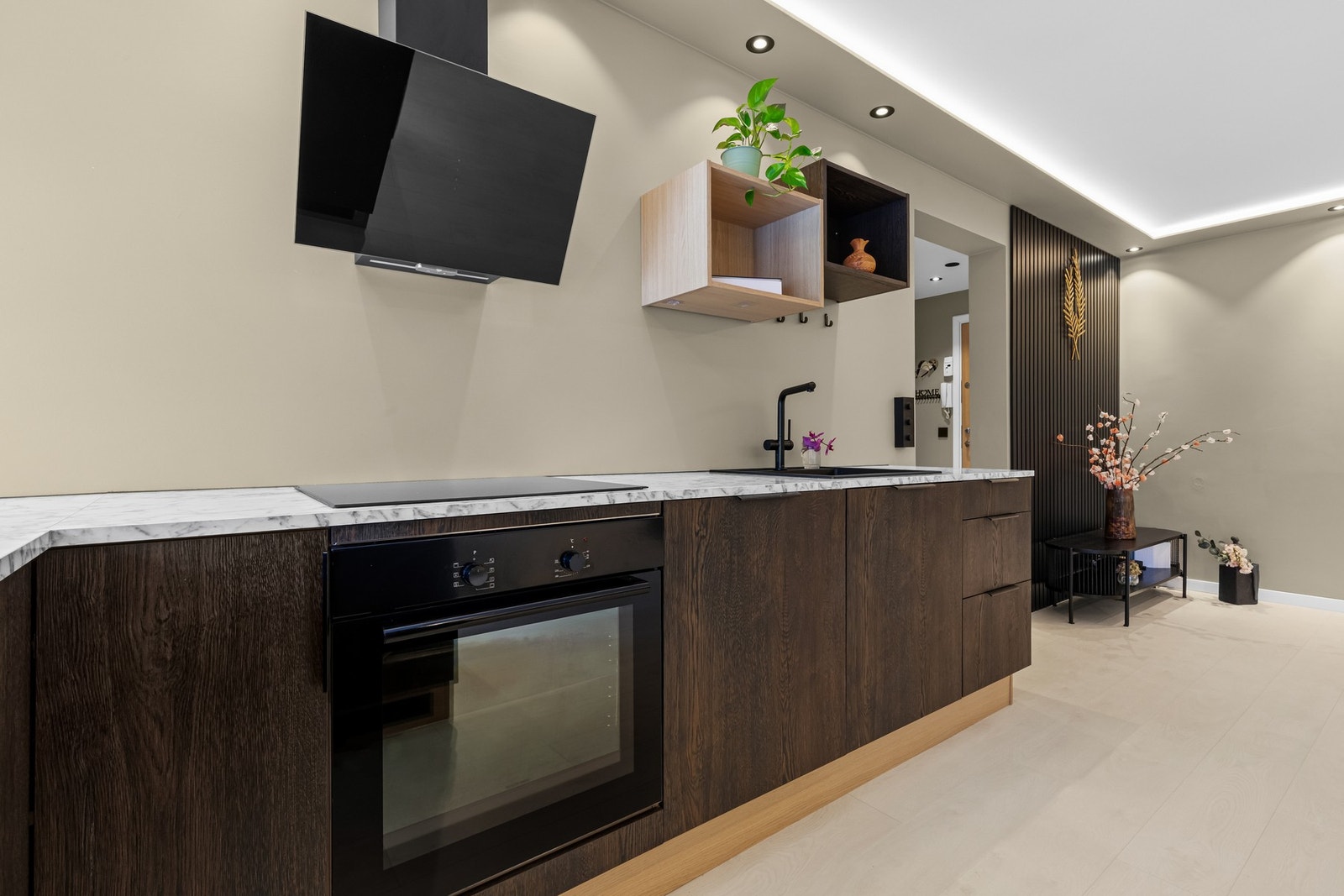 Moderne kjøkkeninnredning med gjennomtenkte detaljer som komfyrvakt og waterguard, samt integrert kjøl-/fryseskap for en ryddig finish. Galleribilde