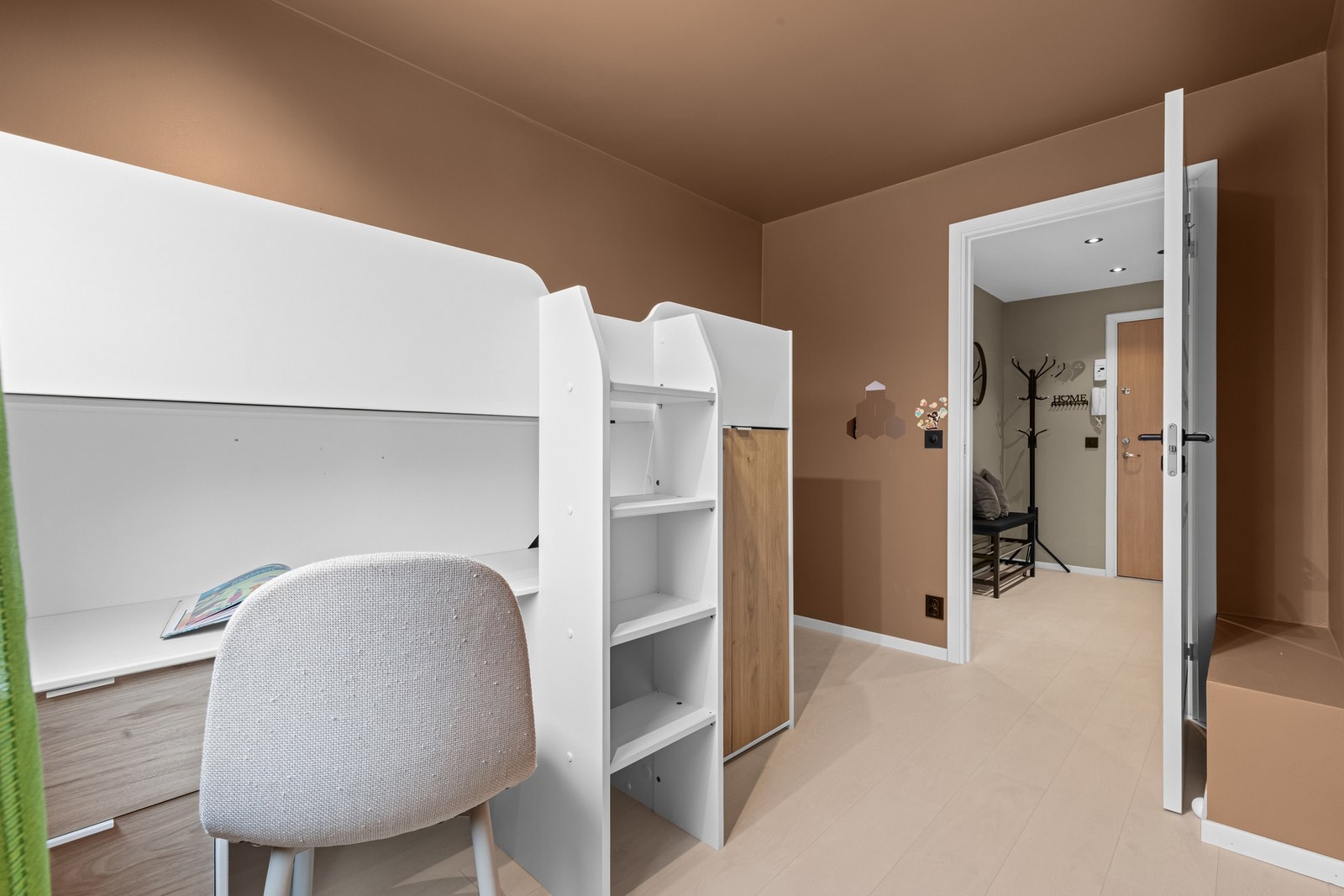 Smart innredet rom med integrert sengeløsning og oppbevaringsplass, samt nærhet til entréen som gir enkel adkomst. Galleribilde