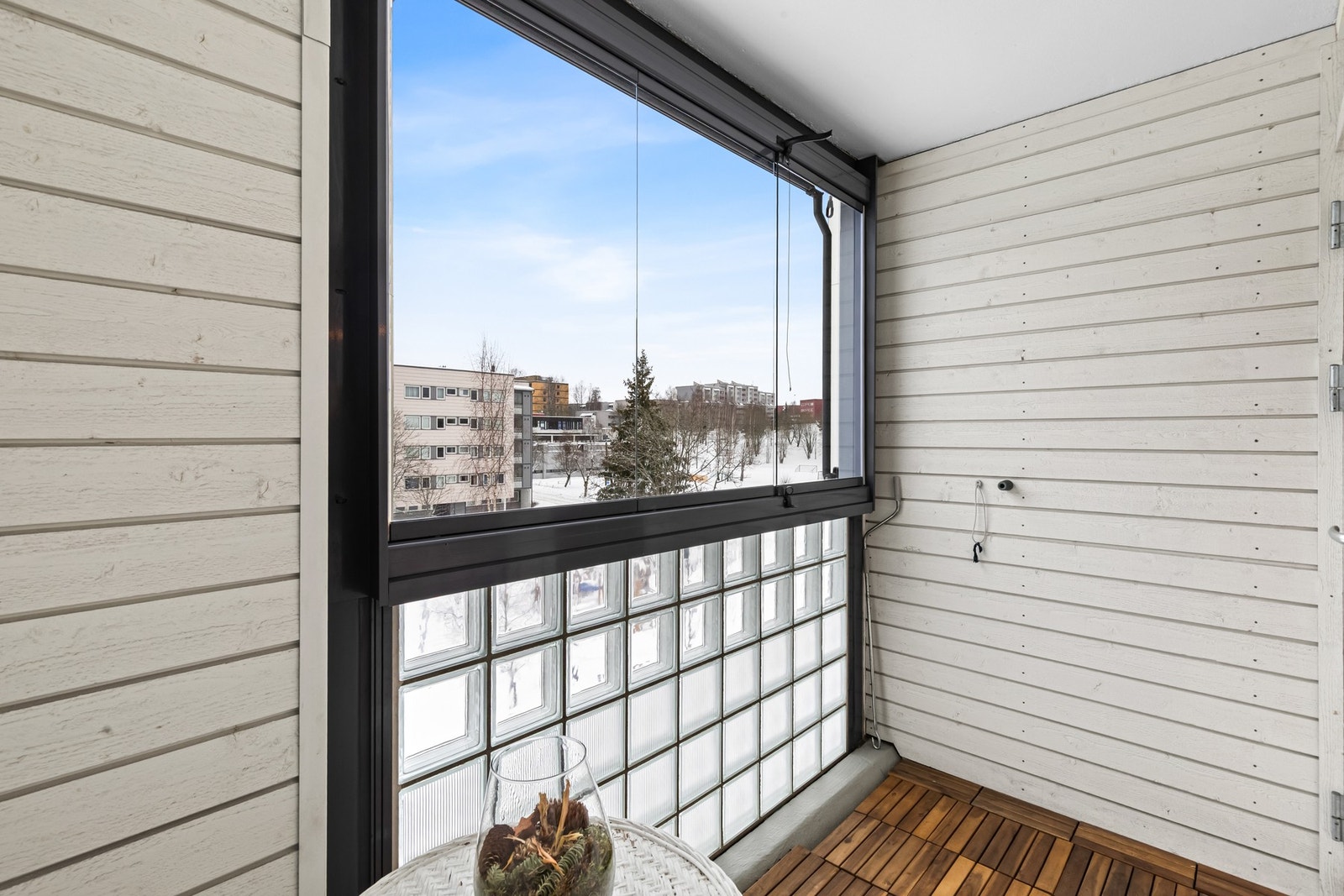 Balkong med tregulv og god plass til møblering. Galleribilde