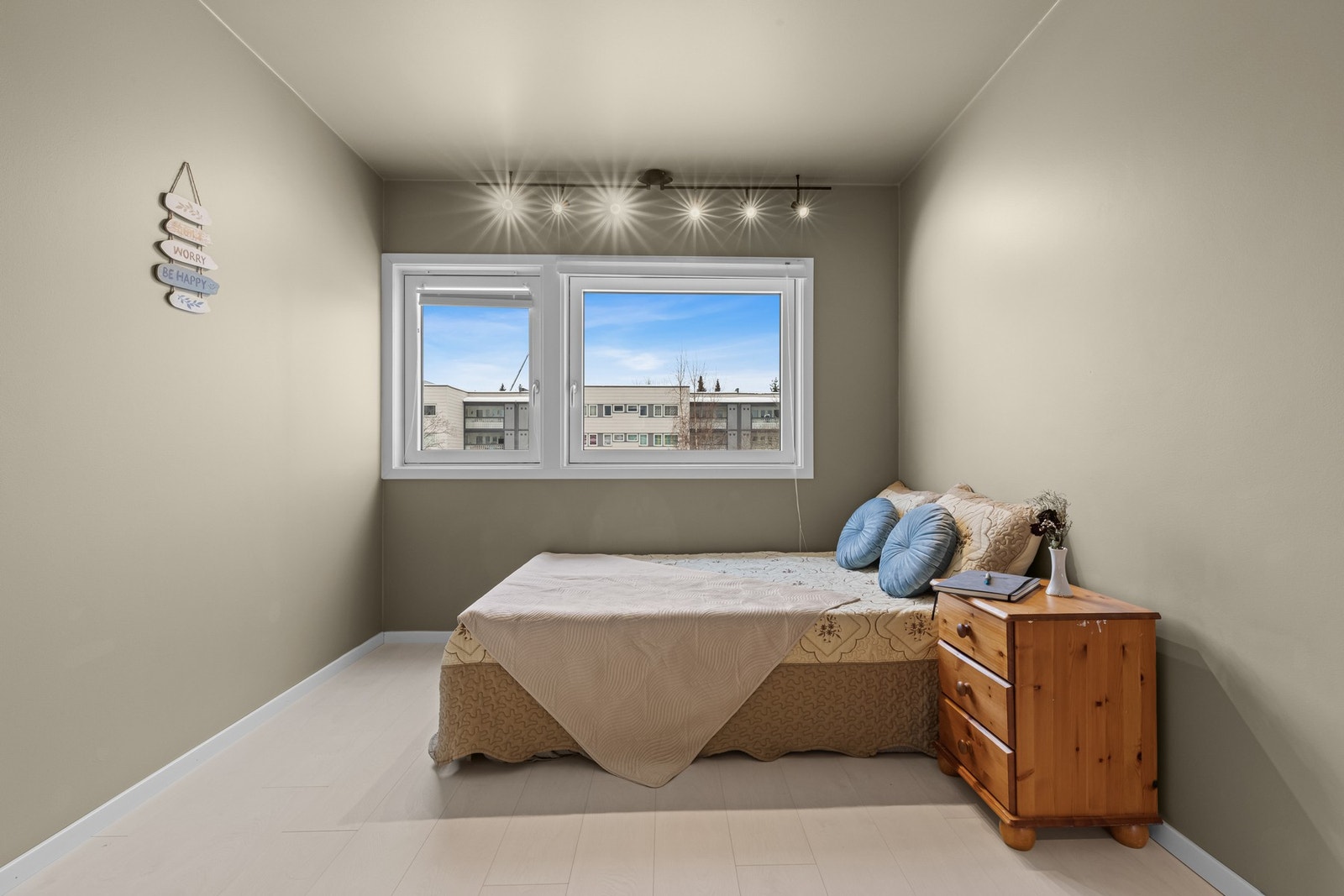 Lyst og harmonisk soverom med vindu som slipper inn godt med dagslys - plass til dobbeltseng og tilhørende nattbord. Galleribilde