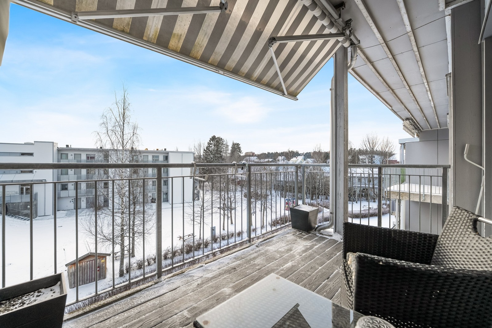 Fra stuen er det utgang til balkong på ca. 7 kvm med plass til sittegruppe Galleribilde