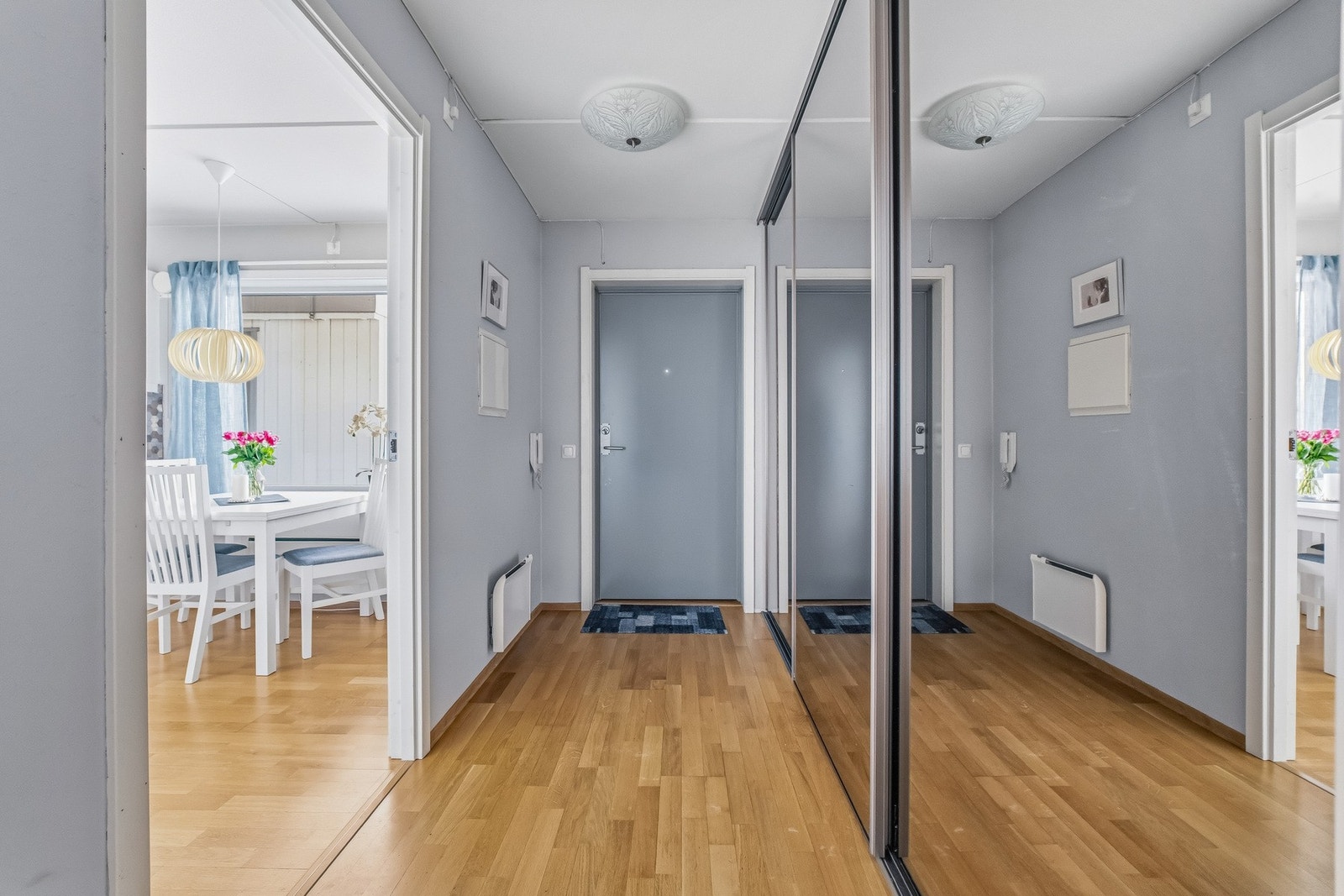 Entréen er lys og ryddig med parkettgulv og god romfølelse innover i boligen. Galleribilde