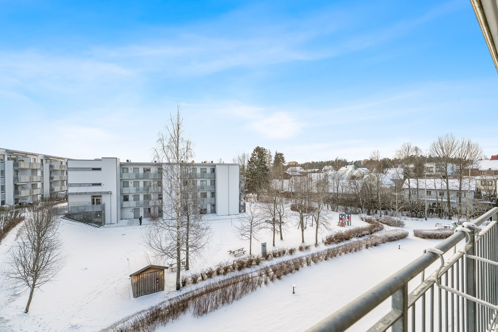 Attraktiv beliggenhet i et rolig og etablert boligområde med nærhet til marka, grøntområder og gode kollektivforbindelser Galleribilde