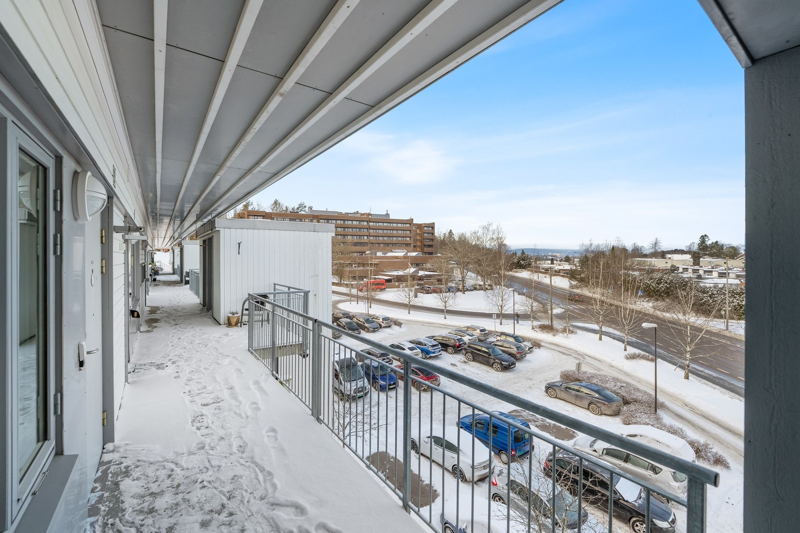 Inngangspartiet til leiligheten fremstår pent og ordnet, og gir et godt førsteinntrykk. Galleribilde
