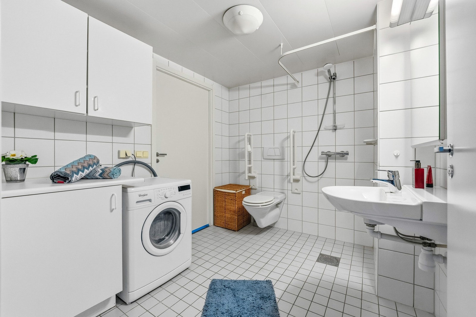 Badet er flislagt og utstyrt med varmekabler i gulv, noe som gir god komfort. Galleribilde