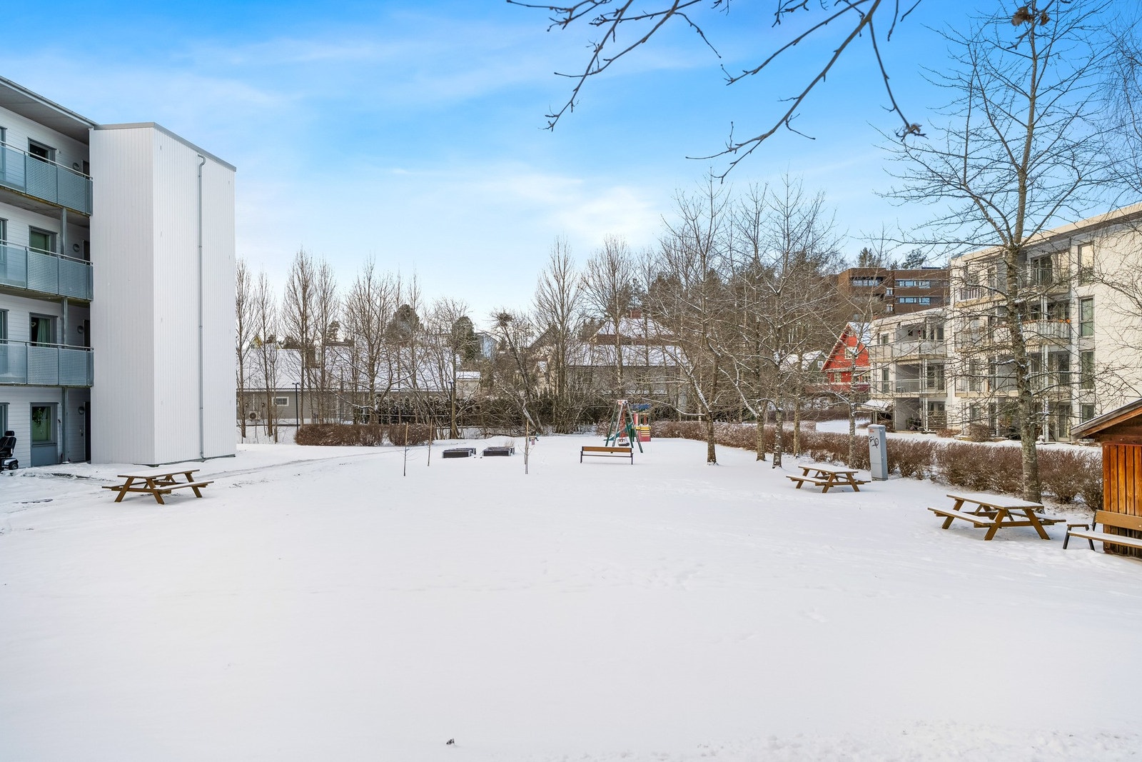 Nærmiljøet er rolig og oversiktlig, med opparbeidede fellesarealer rundt bebyggelsen. Galleribilde