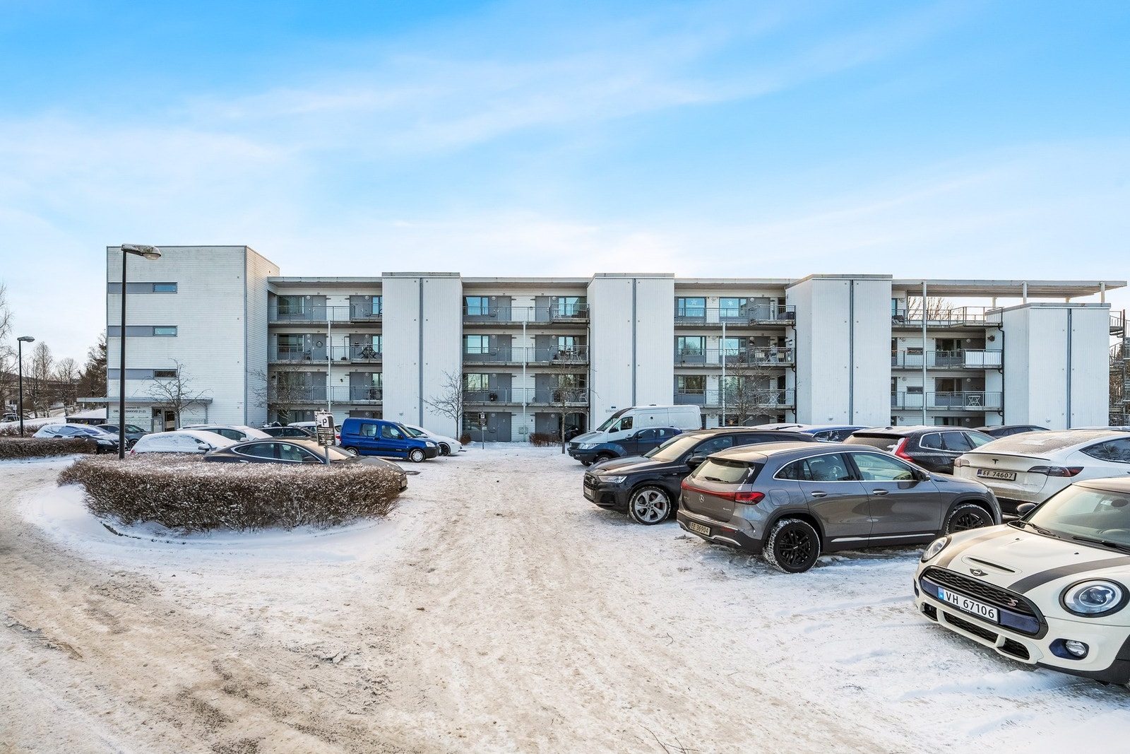 Parkeringsområde i tilknytning til bebyggelsen, med kort vei til inngangspartiet og enkel adkomst i hverdagen. Galleribilde