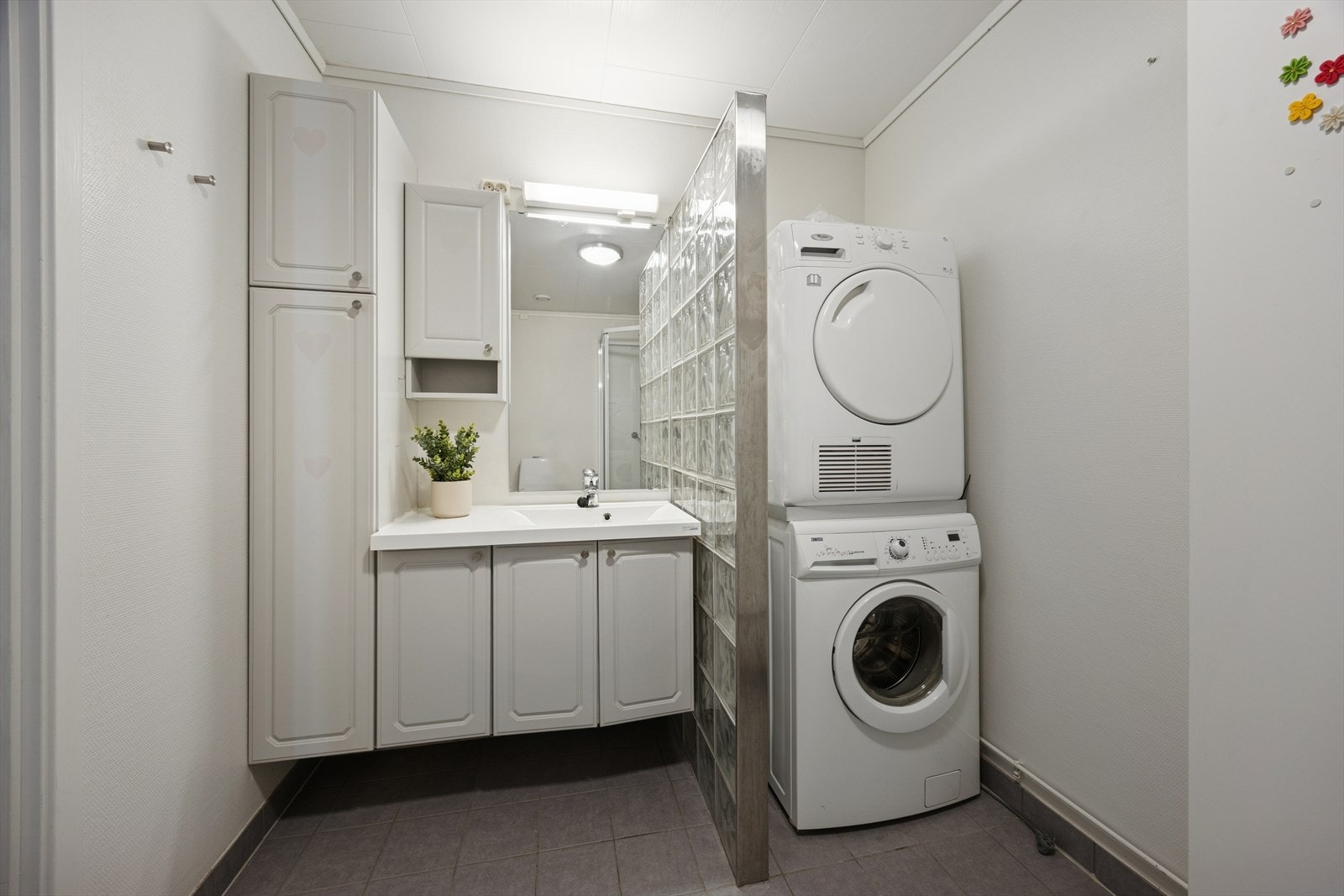 Innredningen består av speil, servant med seksjon, toalett, dusjkabinett og opplegg for vaskemaskin. Galleribilde