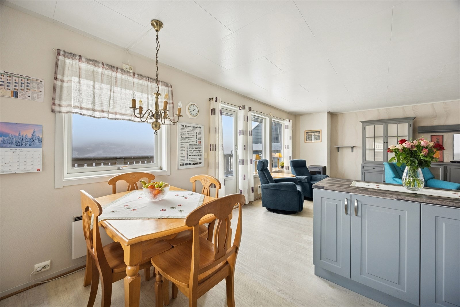 I oppholdsrommet er det flere store vindusflater som gir godt med lysinnslipp. Galleribilde