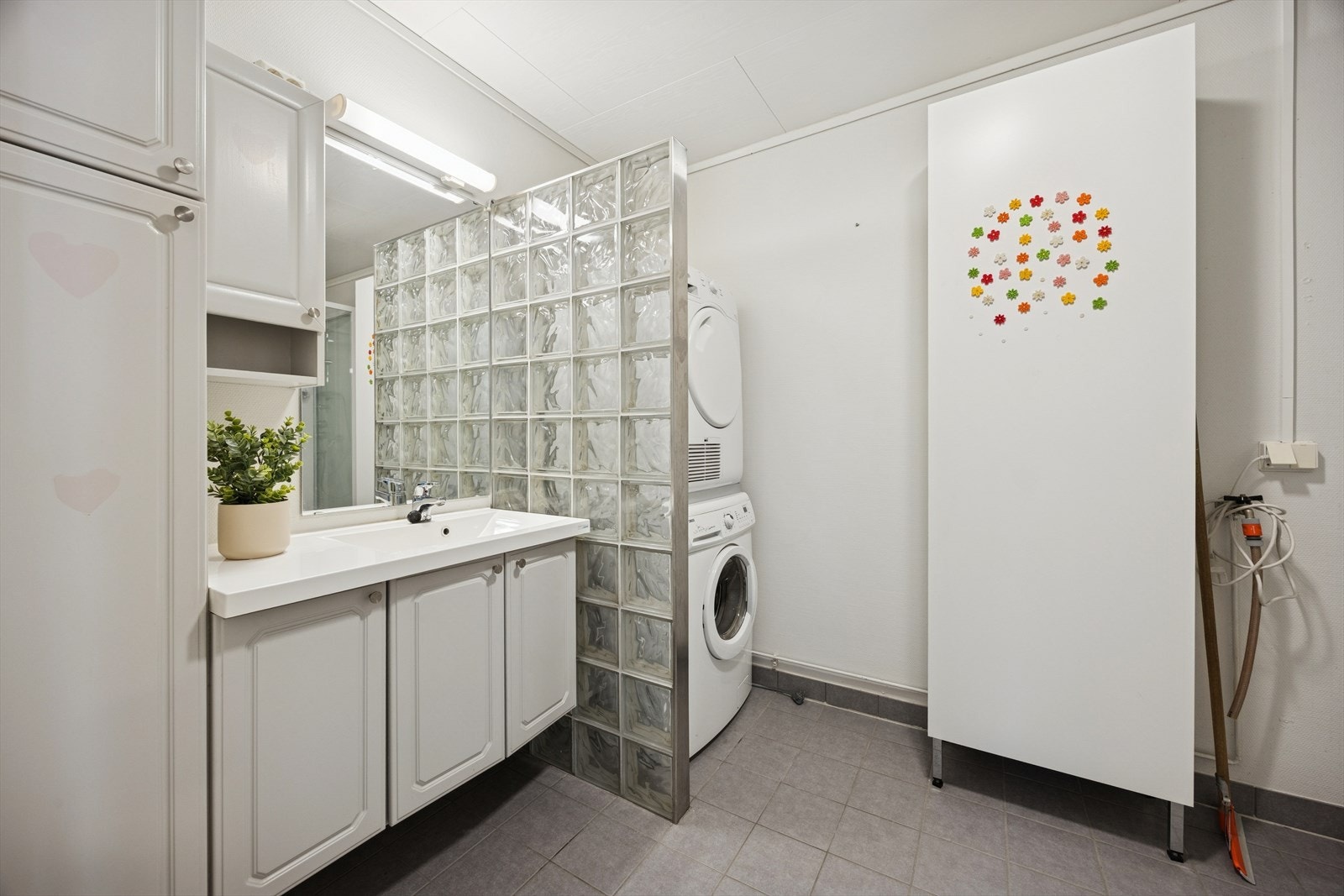 Bad/vaskerom har malte plater og strie på veggene, samt fliselagt gulv med varmekabler. Galleribilde