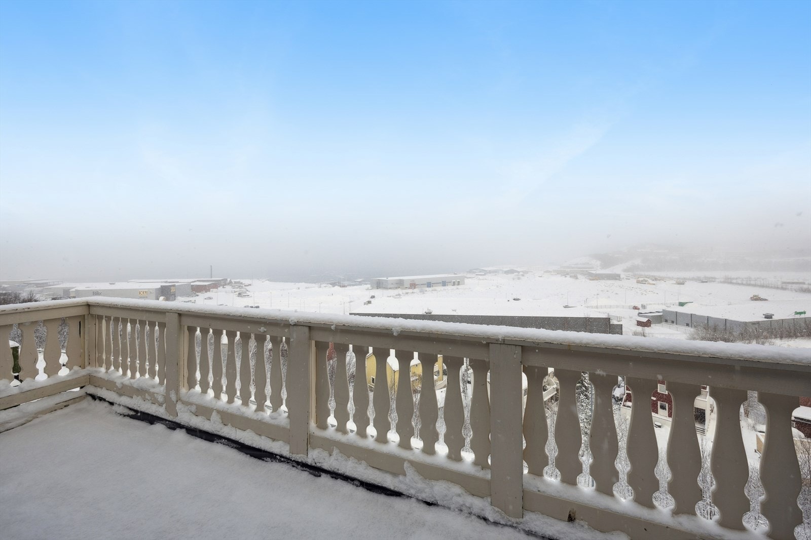 Balkongen gir plass til å ha diverse utemøblement, samt flotte utsiktsforhold på fine dager. Galleribilde