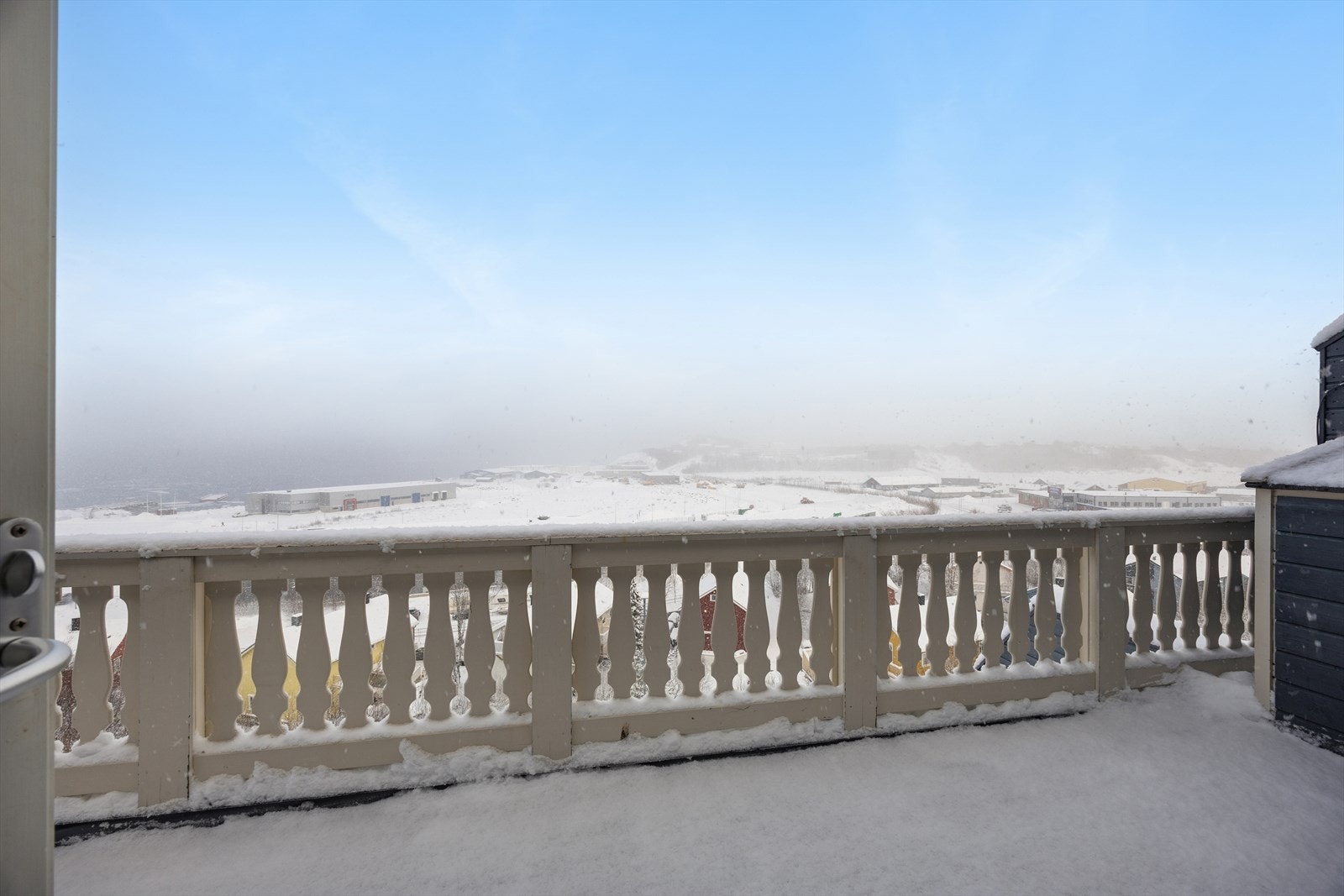 Fra stuen er det adkomst ut til en romslig balkong. Galleribilde