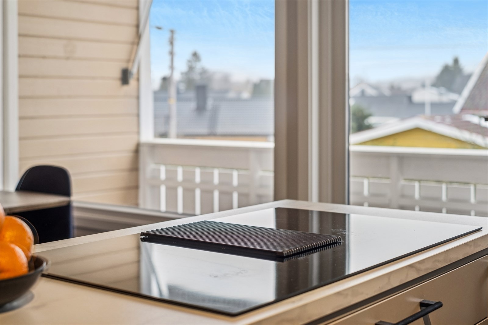 Kjøkkenet er utstyrt med integrerte hvitevarer av kjøl/fryseskap, komfyr, oppvaskmaskin og induksjonstopp med avtrekksvifte. Galleribilde