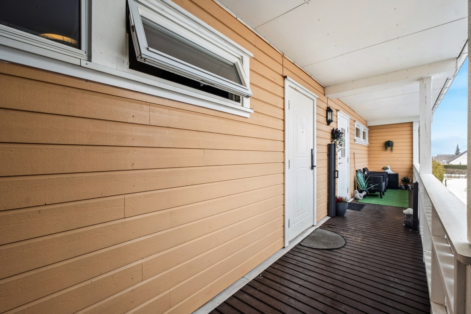 Inngangspartiet er del av en felles åpen og overbygd svalgang. Galleribilde