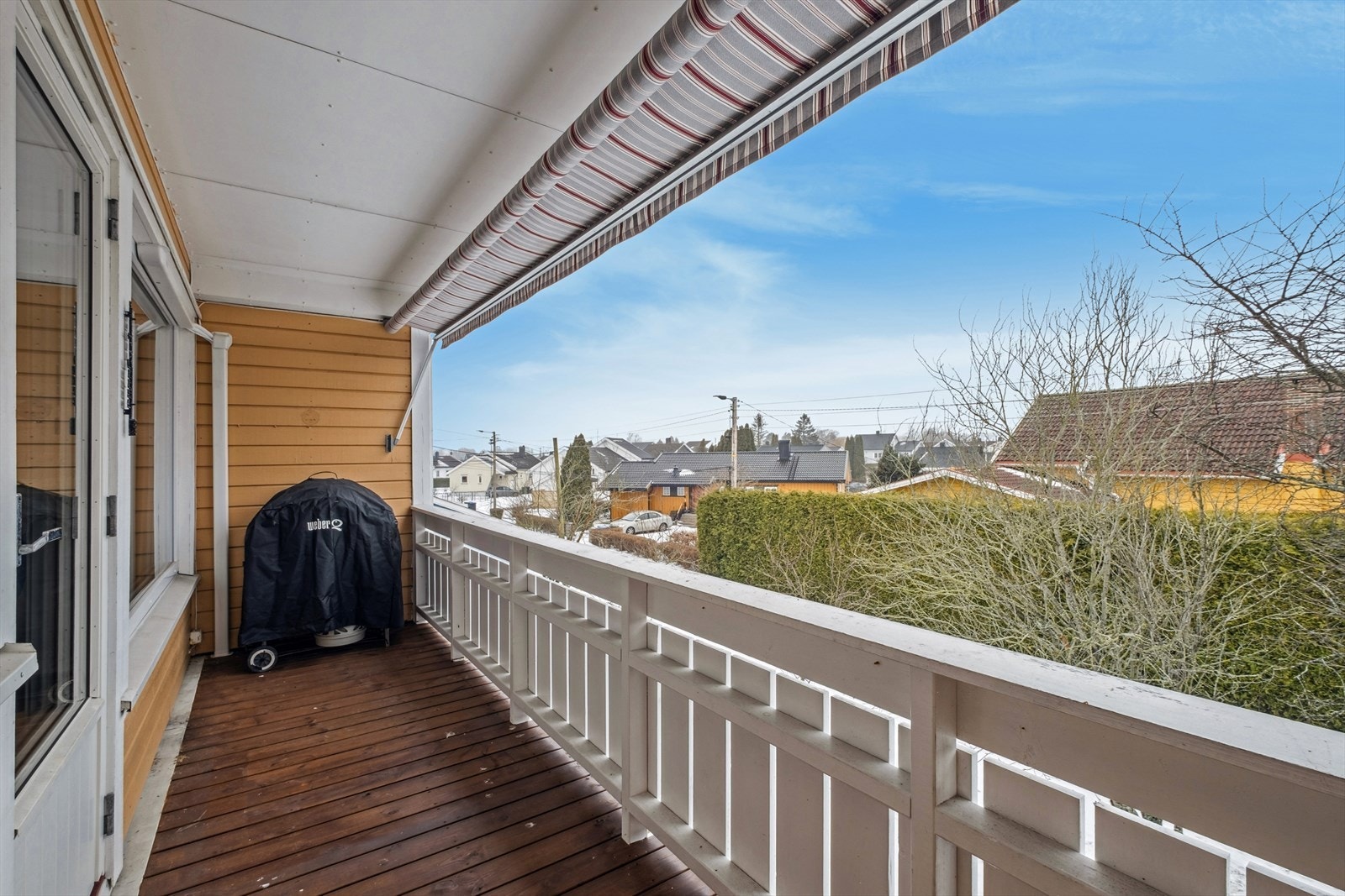 Balkongen er overbygd, og det er montert en markise som beskytter mot vær og vind. Galleribilde
