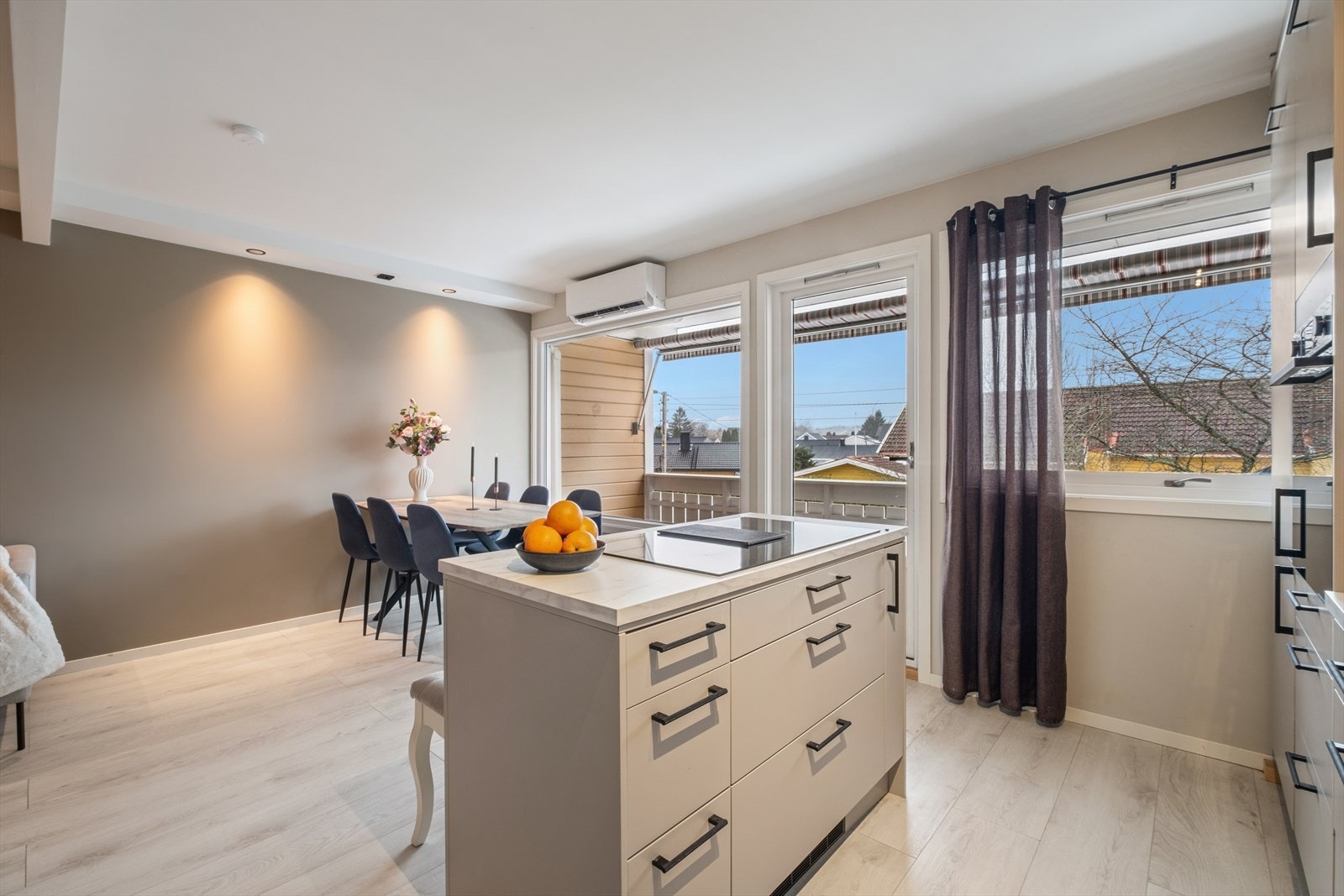 De store vindusflatene sørger for rikelig med naturlig lys, noe som skaper en god atmosfære. Galleribilde