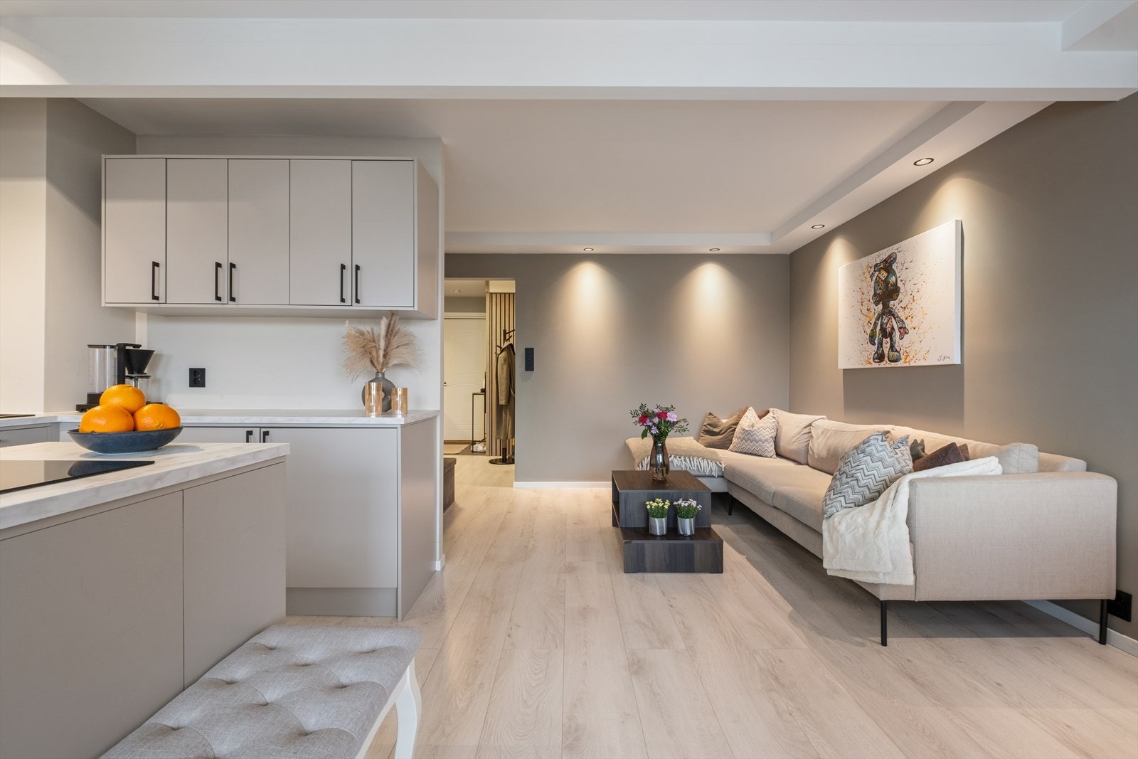 Den åpne stue- og kjøkkenløsningen gir en romslig og luftig følelse. Galleribilde