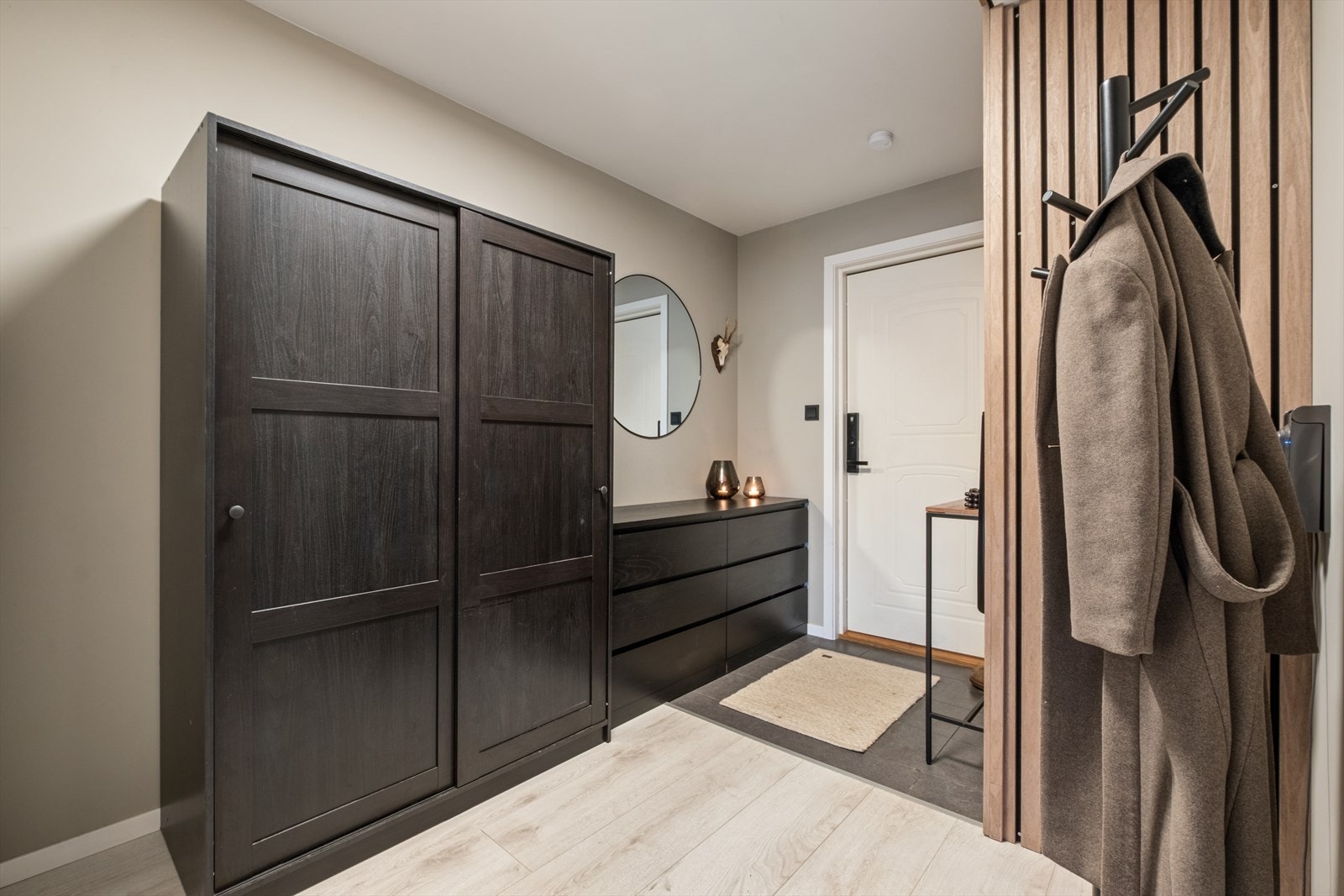 Du ønskes velkommen inn i en lys og hyggelig entré med praktiske fliser på gulvet ved inngangsdøren, og ellers laminat. Galleribilde