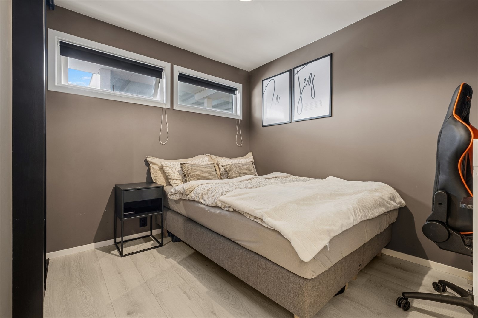 Det er montert rullegardiner i vindusnisjene, og en plassbygd skyvedørsgarderobe som gir plass til klær og øvrig. Galleribilde