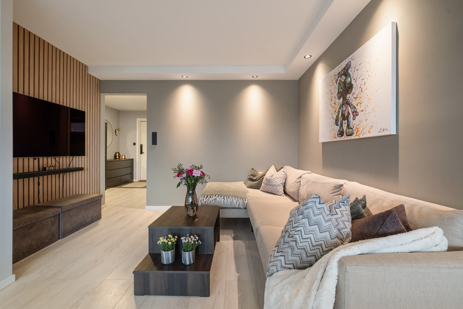 Det er malte plater i taket, med nedfelte downlights. Galleribilde