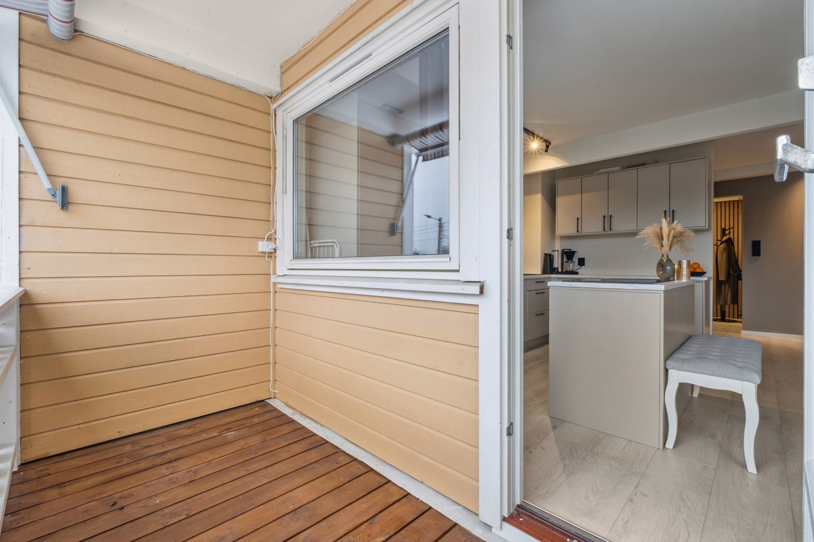 Det ble lagt nye terrassebord i 2025. Galleribilde