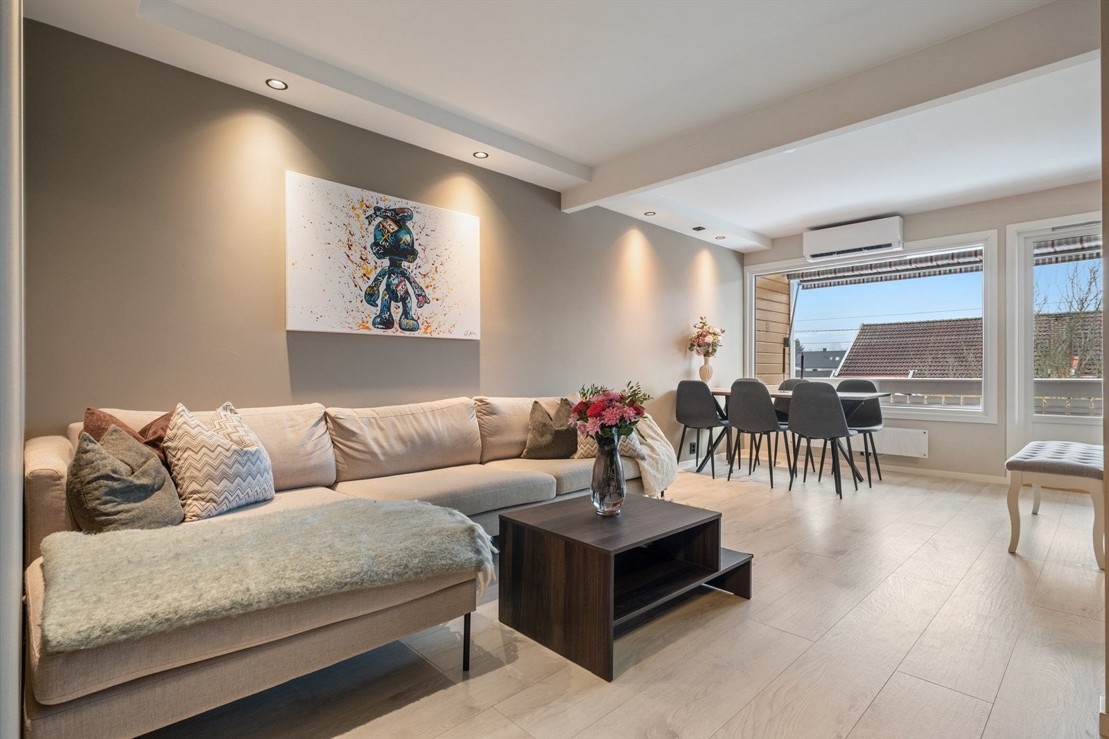 Det er god plass til spisebord, sofa, TV-møblement og øvrig ønsket møblement. Galleribilde