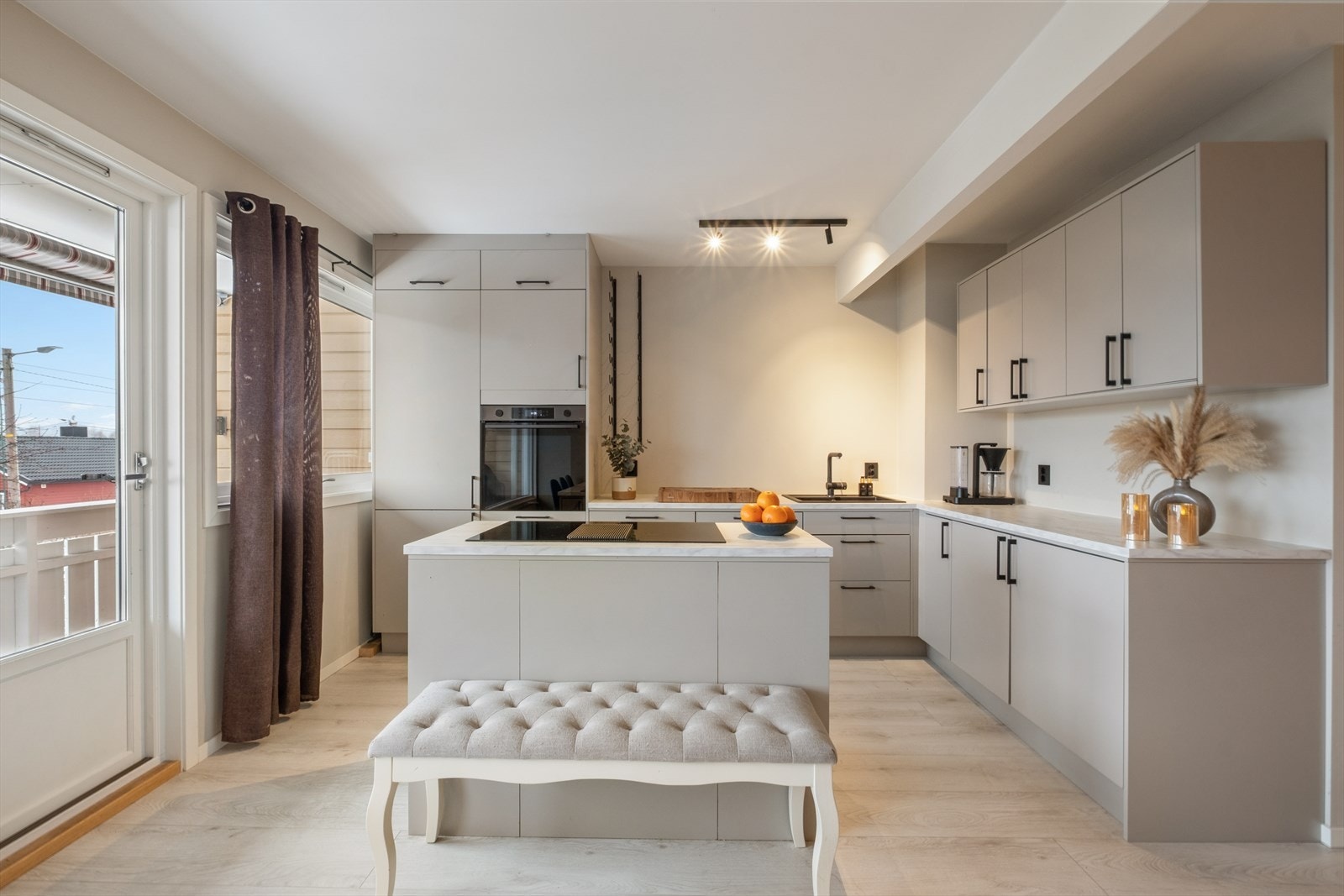 Kjøkkenet er et Epoq-kjøkken fra 2023, utstyrt med grå slette fronter, laminert benkeplate og oppvaskkum. Galleribilde