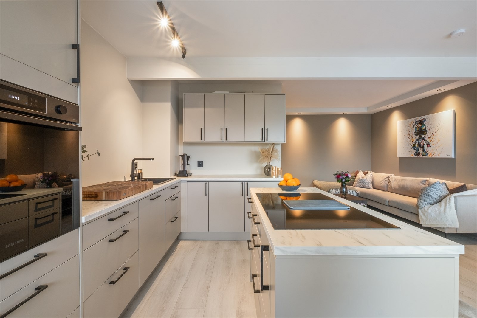 Velkommen til Myråsveien 13!
En leilighet som ligger godt plassert i et solrikt og etablert nabolag på Rolvsøy. Galleribilde