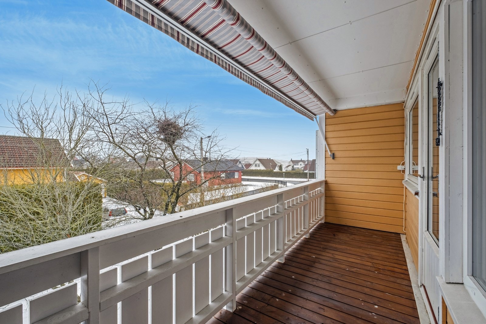 Fra stuen er det tilgang til en nordvest vendt balkong på ca 7 kvm. Galleribilde