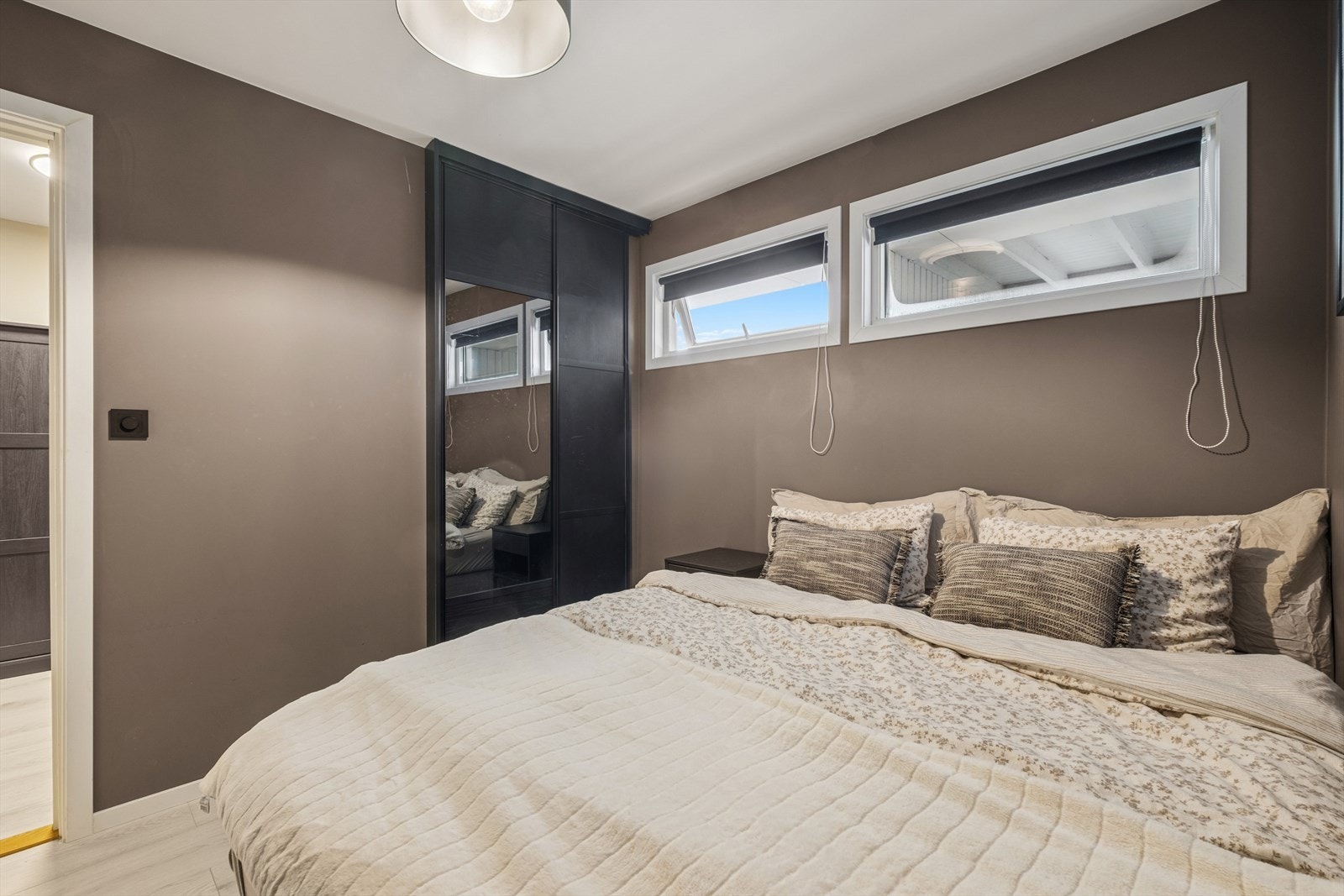 Soverommet er romslig og har god plass til stor seng, nattbord, garderobeløsning og øvrig ønsket møblement. Galleribilde