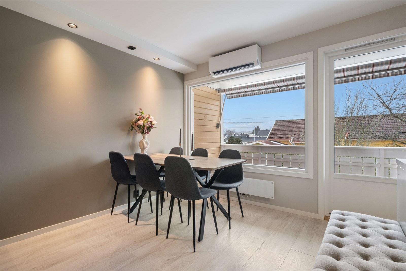 Over spisestuen ble det montert en luft-til-luft varmepumpe i 2025. Galleribilde