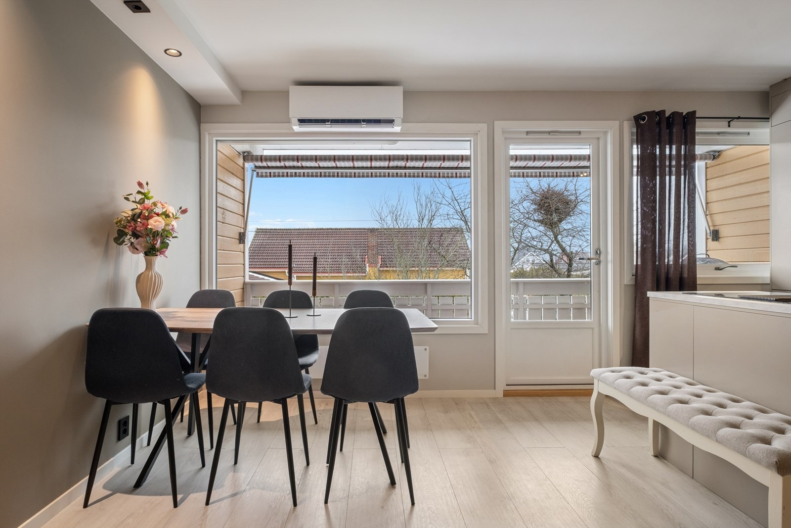 Spisestuen har en naturlig plass i direkte tilkntning til kjøkkenet, og byr på god plass til ønsket spisegruppe. Galleribilde