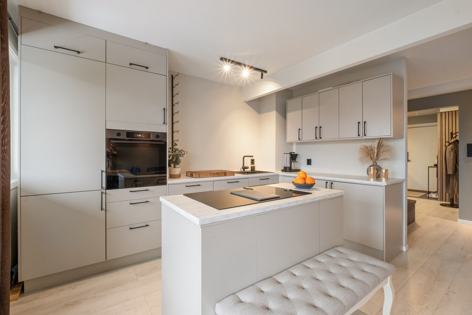 Her får du bl.a. en lysmalt og flislagt entré, åpen stue-/kjøkkenløsning med integrerte hvitevarer, balkong på 7 kvm med gode solforhold, fint og romslig soverom, samt et bad med moderniseringsbehov. Galleribilde