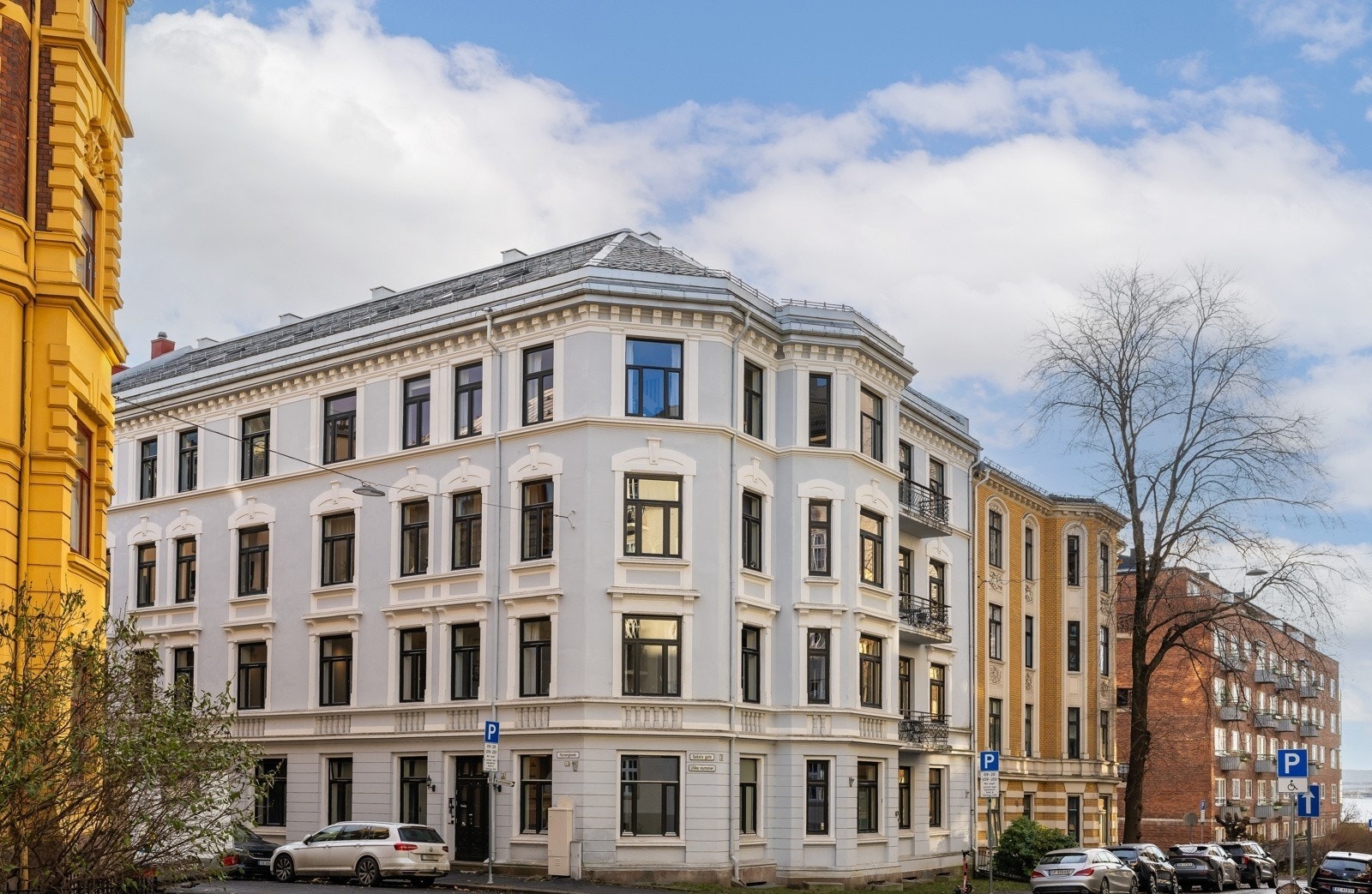 Leiligheten er beliggende i en klassisk gård, i et rolig og attraktivt område på Skillebekk/Frogner Galleribilde