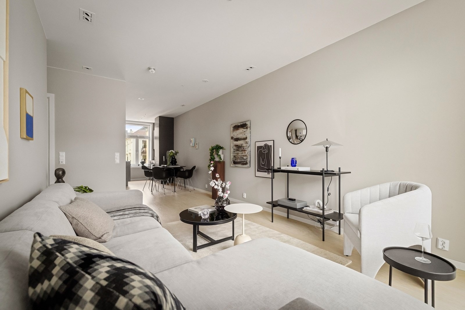 Åpen og god planløsning med plass til sofaguppe, spisebord og annet ønskelig møblement Galleribilde