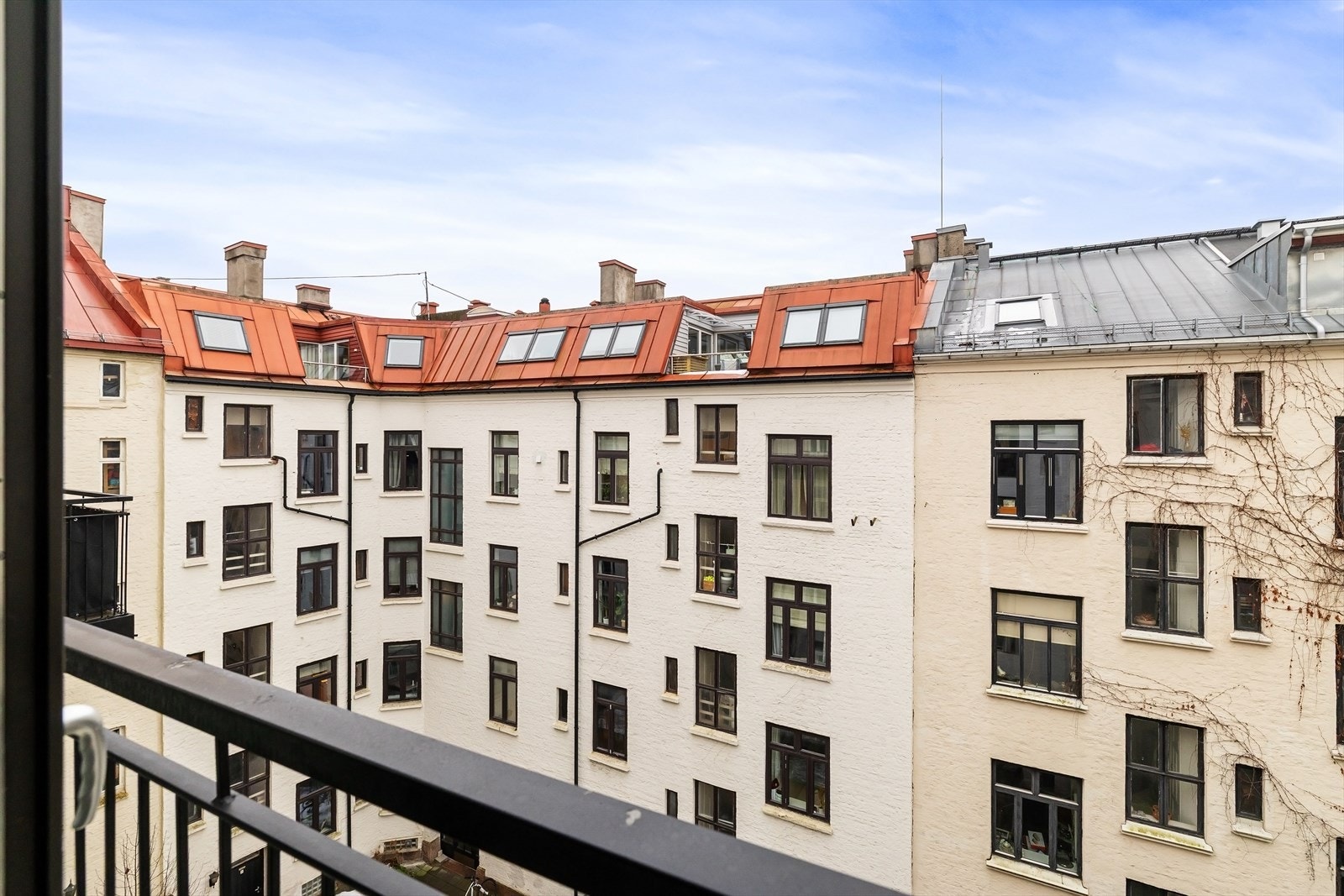 Leiligheten har en gjennomgående planløsning hvor stuen vender inn mot hyggelig indre gårdsrom Galleribilde