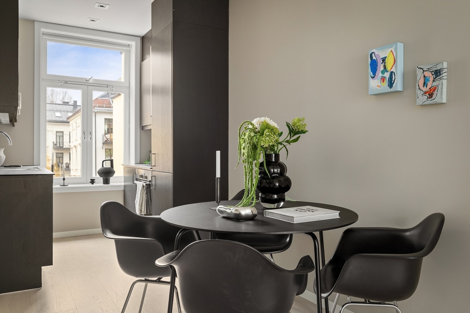 I naturlig tilknytning til stuen ligger kjøkkenet som er utført med grå fronter i tidløst design Galleribilde