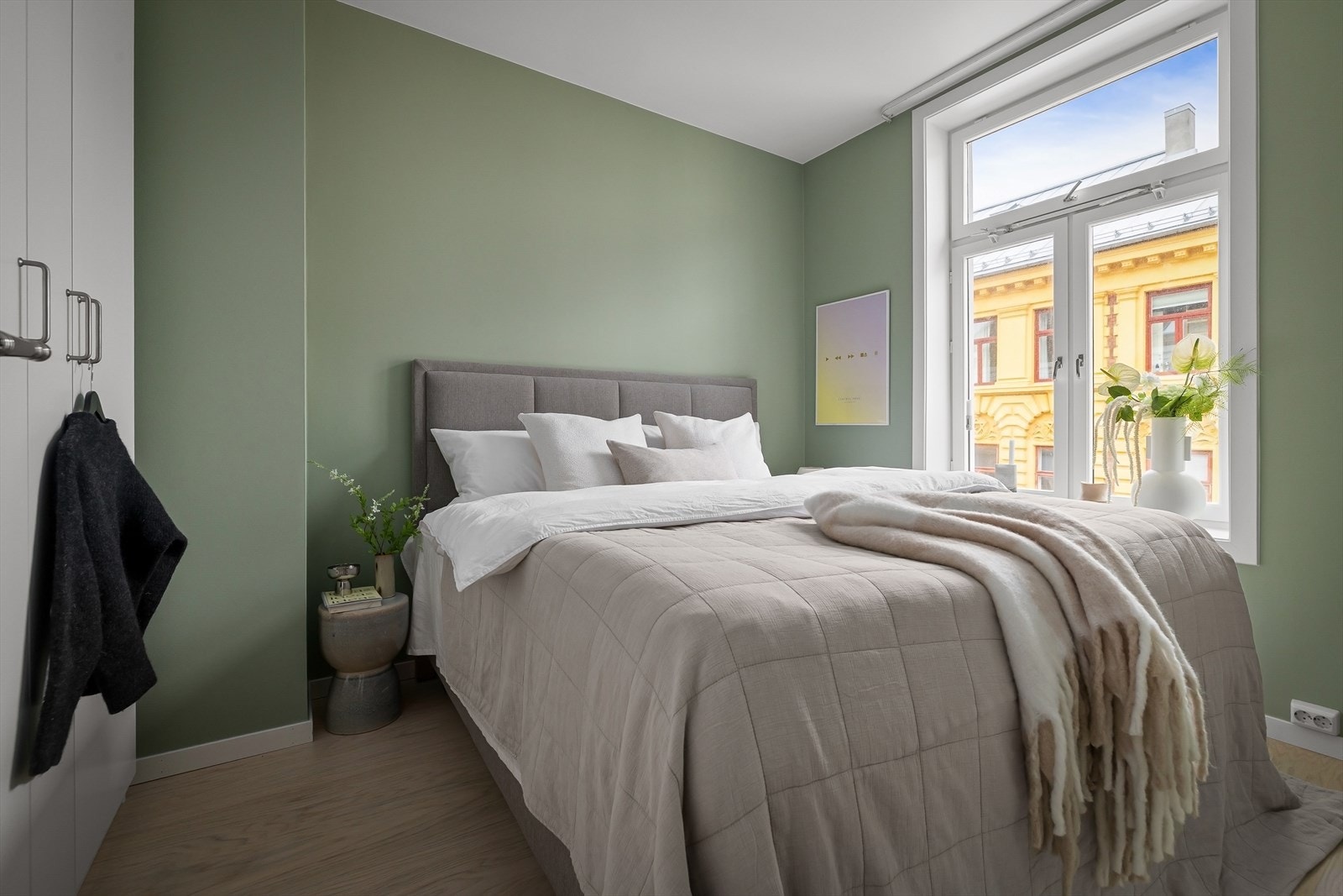 Romslig soverom med plass til dobbeltseng, nattbord og garderobeløsning Galleribilde