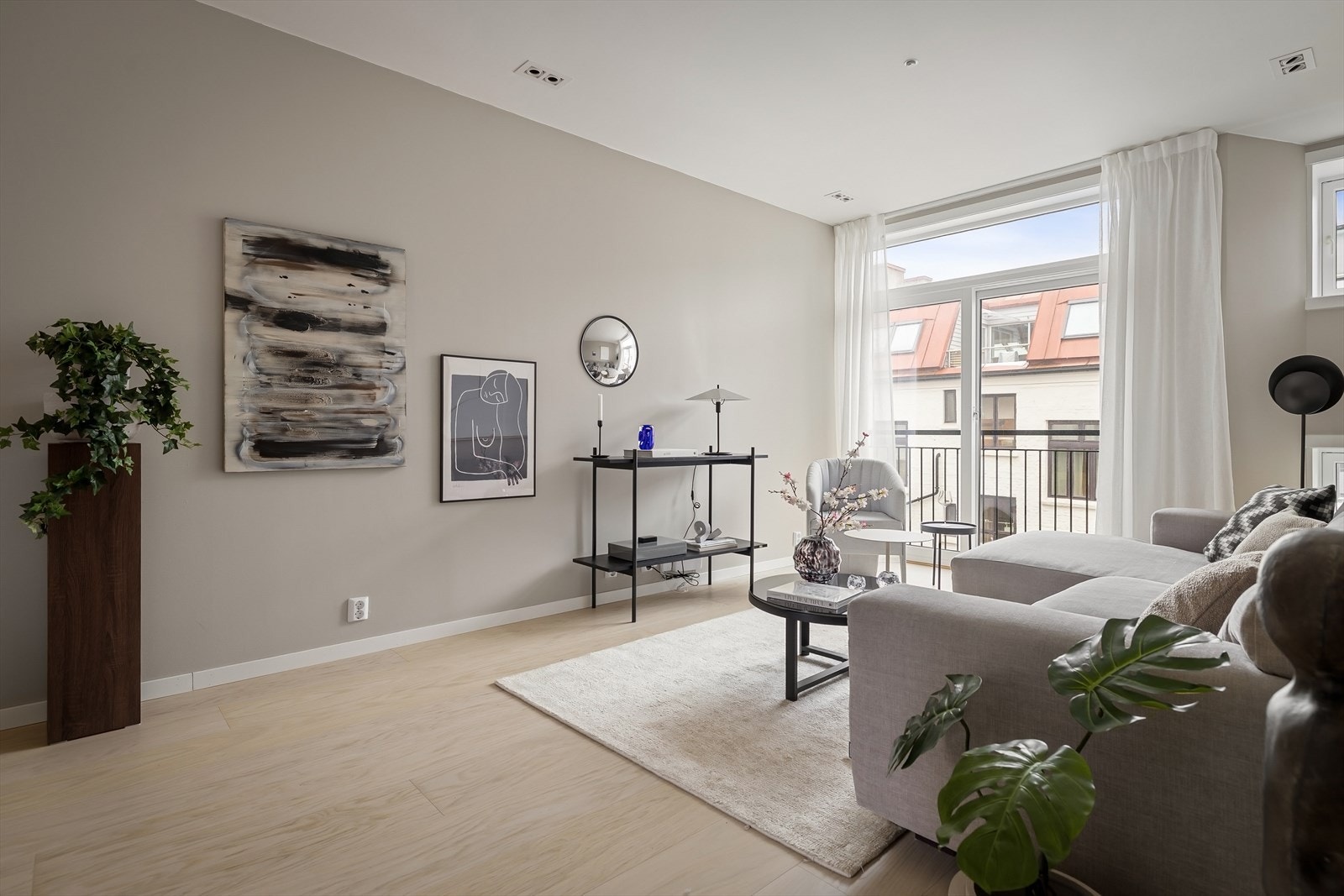 Leiligheten har gjennomgående god takhøyde og store vinduer som slipper inn rikelig med naturlig lys Galleribilde